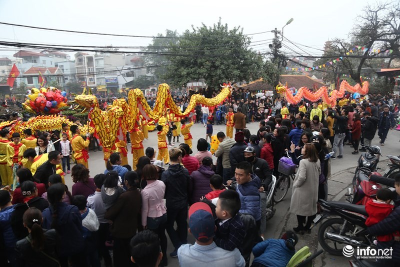 Ngày mùng 9 tháng Giêng hàng năm, lễ hội  làng Triều Khúc (xã Tân Triều, Thanh Trì, Hà Nội) lại thu hút đông đảo người dân và du khách thập phương về tham dự với màn nhấn đặc biệt là điệu múa "Con đĩ đánh bồng" do các thanh niên trai tráng đảm nhiệm.